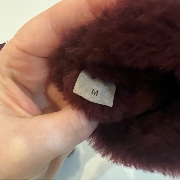 Ugg Mini Bailey Shorty Shearling Fingerless Gloves - Picture 6 of 6